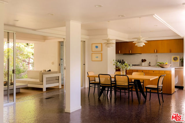 2246 Chelan Place, Los Angeles CA: https://media.crmls.org/mediaz/47dd597d-f16e-4a7f-9f80-d3f989146037.jpg