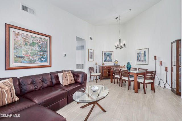 675 Oak Run Trail, Oak Park CA: https://media.crmls.org/mediaz/47ddacb2-24be-496e-a946-fd63a1a9ccee.jpg