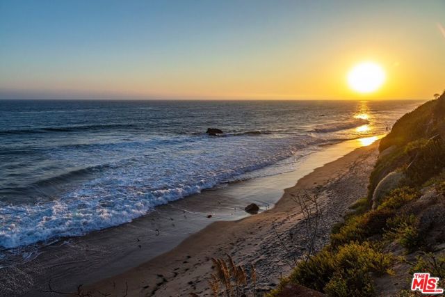 32554 Pacific Coast Highway, Malibu CA: https://media.crmls.org/mediaz/47de1024-bac8-40e9-87c3-009869f24718.jpg