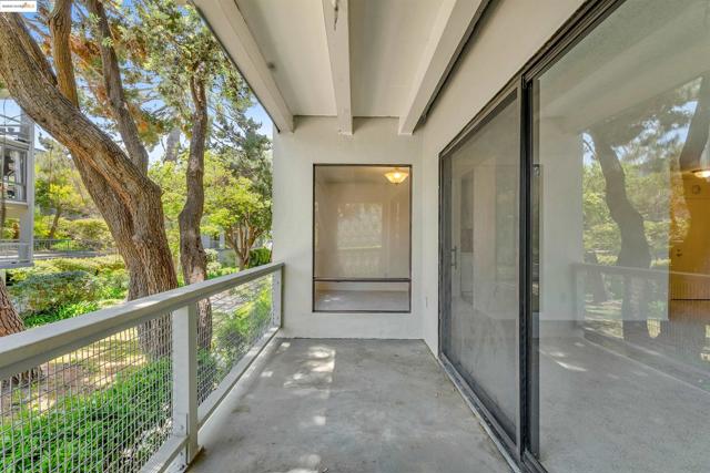 7 Commodore Dr, Emeryville CA: https://media.crmls.org/mediaz/47de7a8b-9797-4d65-b608-327cc0038aab.jpg