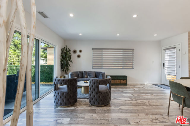 10315 Fairgrove Avenue, Tujunga CA: https://media.crmls.org/mediaz/47de8fea-550a-4bb1-8457-3acc2756ec91.jpg