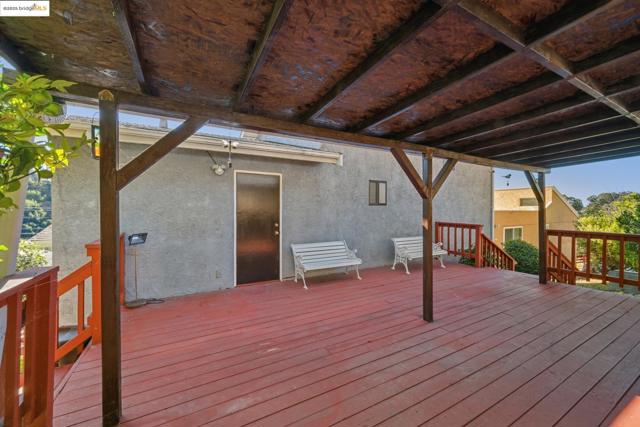 9090 Castlewood St, Oakland CA: https://media.crmls.org/mediaz/47e0056b-4982-4516-9f87-83390aba948b.jpg