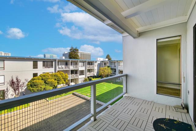 8 Commodore Drive, Emeryville CA: https://media.crmls.org/mediaz/47e021cf-b1aa-4ff9-b35d-4f4a1c242486.jpg