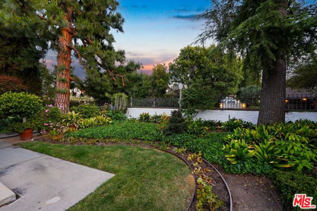 191 S Hudson Avenue, Los Angeles CA: https://media.crmls.org/mediaz/47e1b605-8bf1-4e12-9a18-c39eaa1a137c.jpg