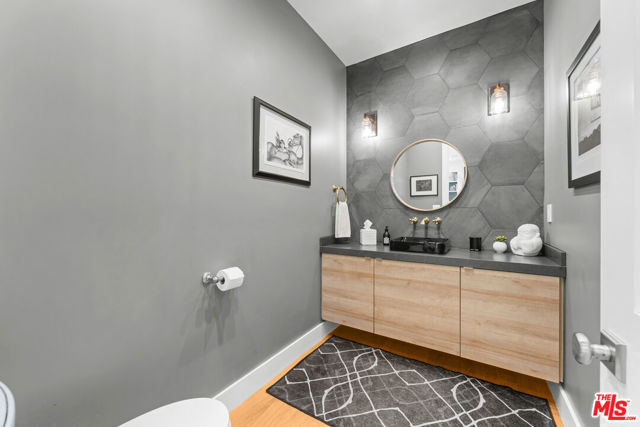 4943 Stern Avenue, Sherman Oaks CA: https://media.crmls.org/mediaz/47e1bf95-ce83-4a2b-ae38-0c6f679d5fa0.jpg