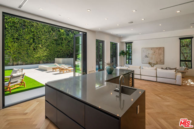 636 N Kilkea Drive, Los Angeles CA: https://media.crmls.org/mediaz/47e256fd-a4d3-4b4b-8a63-7114049d4b2e.jpg