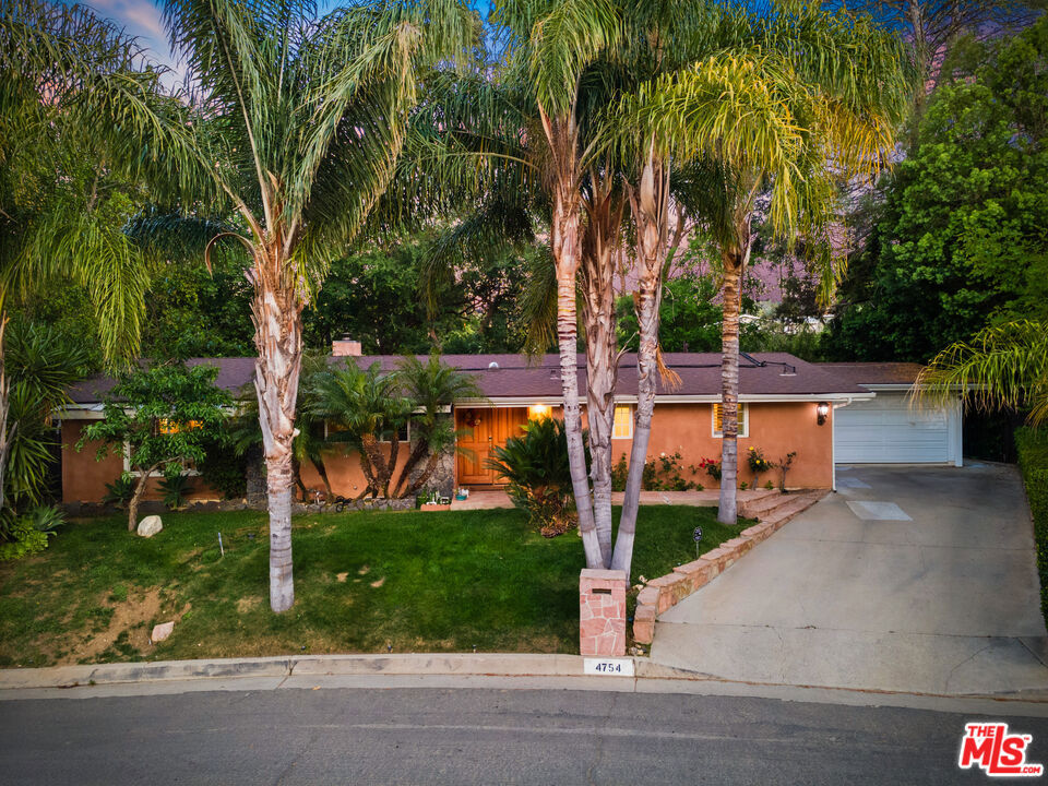 https://media.crmls.org/mediaz/47e2ba4e-c129-4709-8770-acdb714c24b0.jpg?preset=X-Large