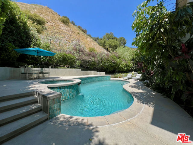 6435 Innsdale Drive, Los Angeles CA: https://media.crmls.org/mediaz/47e2e372-8861-4089-b760-7e62b7113163.jpg