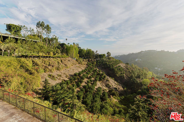 1401 Bel Air Road, Los Angeles CA: https://media.crmls.org/mediaz/47e31b03-1a01-46dd-884a-3300156cb54a.jpg