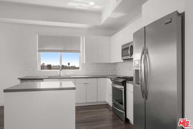 1215 S Bedford Avenue, Los Angeles CA: https://media.crmls.org/mediaz/47e31fba-baa8-4057-b3ab-602dfd70a4e2.jpg