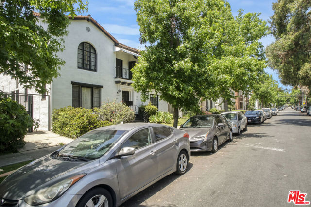 351 N Orange Grove Avenue, Los Angeles CA: https://media.crmls.org/mediaz/47e337af-6798-4497-82e4-6d14240dfd6e.jpg