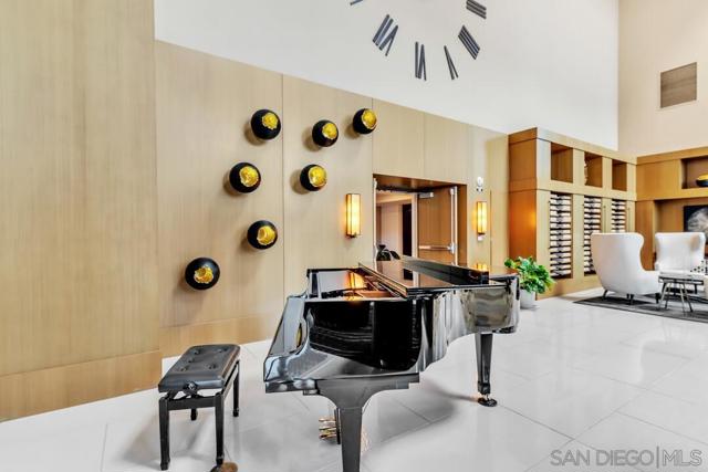 700 W E St, San Diego CA: https://media.crmls.org/mediaz/47e35e4f-7e87-4601-acc2-cdd891e17be3.jpg