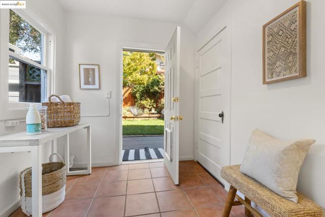 4008 Woodruff Ave, Oakland CA: https://media.crmls.org/mediaz/47e37645-6fe4-4d0b-a6d0-d184019a6640.jpg