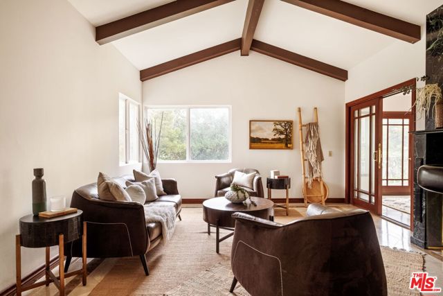 2617 Sleepy Hollow Place, Glendale CA: https://media.crmls.org/mediaz/47e4390b-c20c-49b0-a29e-e30953d2793d.jpg