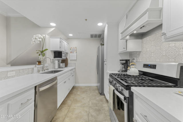 5200 Premiere Hills Circle, Woodland Hills CA: https://media.crmls.org/mediaz/47e4d54f-50ae-469e-986a-cf5b2ff07793.jpg