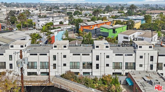 815 Hampton Drive, Venice CA: https://media.crmls.org/mediaz/47e5db64-31d6-4e45-8e78-8b038cd29065.jpg