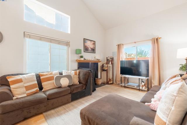 Image 7 of 33 For 15822 Devonwood Way