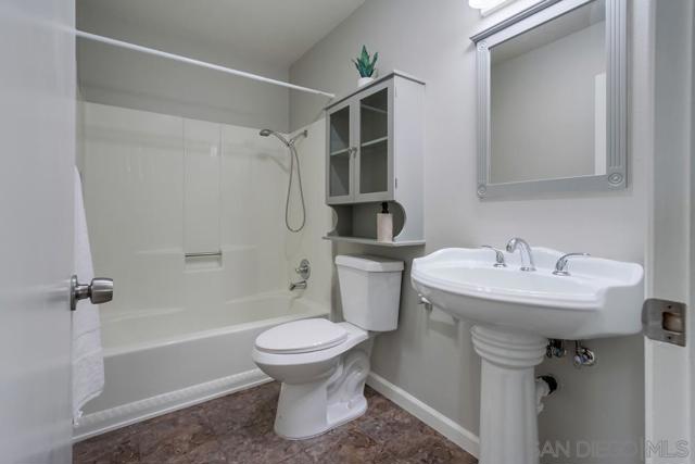 950 Funquest Dr, Fallbrook CA: https://media.crmls.org/mediaz/47e74028-d45b-4ce4-8f8c-5a382086265a.jpg