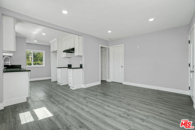 1256 Exposition Boulevard, Los Angeles CA: https://media.crmls.org/mediaz/47e7d87a-e4b9-4e1e-9e42-3b614ffc60eb.jpg