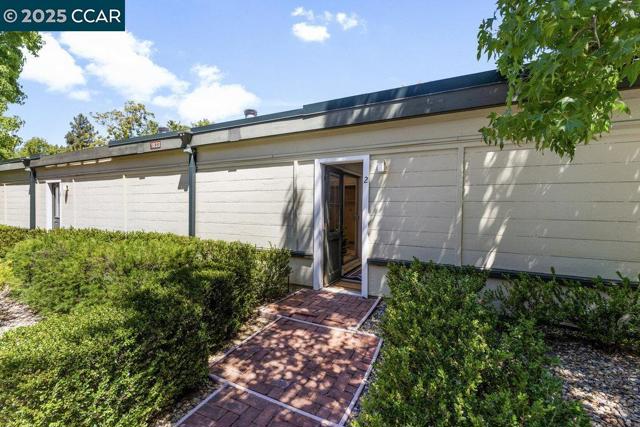 1833 Skycrest Dr, Walnut Creek CA: https://media.crmls.org/mediaz/47e8a1cc-18e5-4731-bbfd-ac607350dc02.jpg