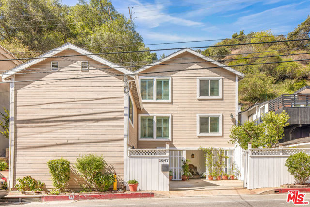 1647 N Beverly Glen Boulevard, Los Angeles CA: https://media.crmls.org/mediaz/47e8a4ea-8993-4d35-b4ad-57871a50e086.jpg