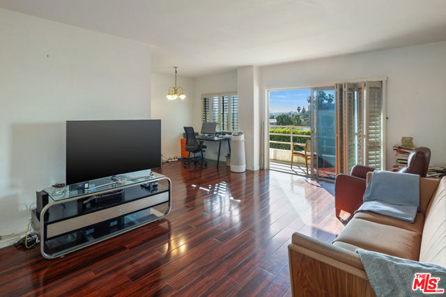 1131 Alta Loma Road, West Hollywood CA: https://media.crmls.org/mediaz/47e8c543-e01b-4fbf-86ee-d54292b4c084.jpg