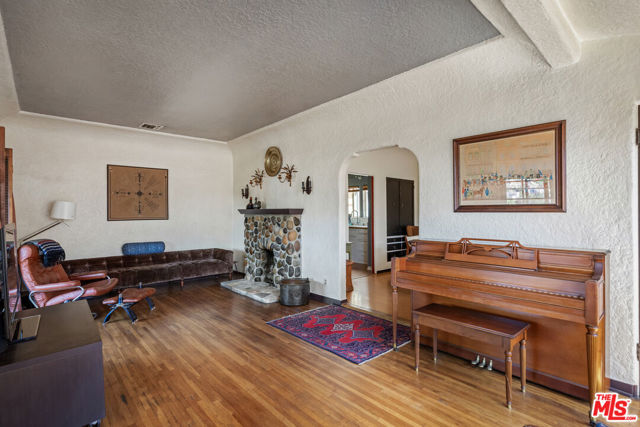 3526 Griffin Avenue, Los Angeles CA: https://media.crmls.org/mediaz/47e9a9ec-c202-45ee-b267-aac53221d967.jpg