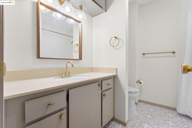 1830 Lakeshore Ave, Oakland CA: https://media.crmls.org/mediaz/47e9bf45-e865-485f-9f2e-d21f6e926981.jpg