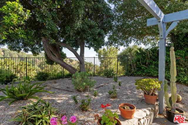 2252 Gloaming Way, Beverly Hills CA: https://media.crmls.org/mediaz/47ea1568-f512-4b46-b7d2-251851769e67.jpg
