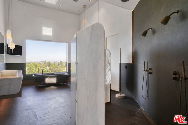 9152 Janice Place, Beverly Hills CA: https://media.crmls.org/mediaz/47ea4d64-f17b-46bf-ae59-3c7a798d582d.jpg