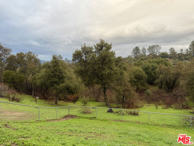 31229 Rolling Meadow Court, Coarsegold CA: https://media.crmls.org/mediaz/47eb2a13-32e8-4b06-bfe0-f660bacf0b07.jpg