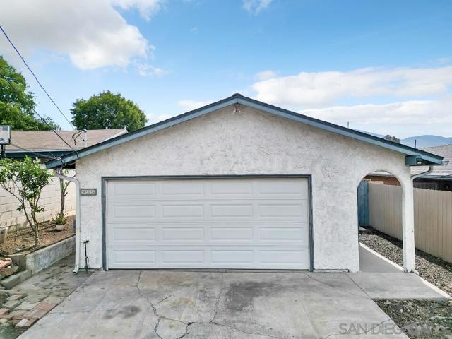 935 Ramona Ave, Spring Valley CA: https://media.crmls.org/mediaz/47eb2d94-82d5-4b9b-8902-77486ab0de3d.jpg