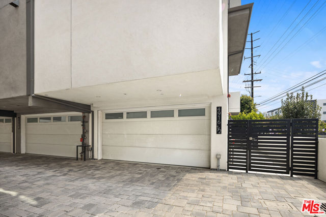 4916 1/2 S Centinela Avenue, Los Angeles CA: https://media.crmls.org/mediaz/47ebe412-5f15-4e7f-84ea-74030fb8a42a.jpg