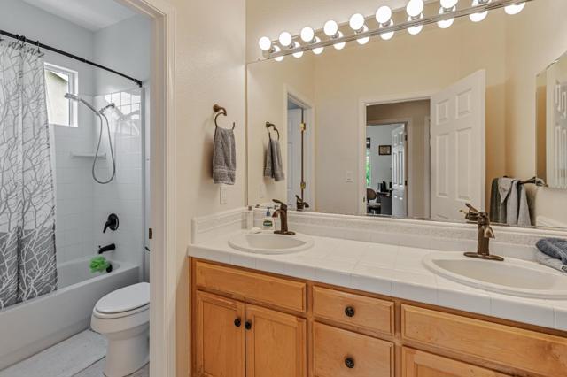 975 Oak Brook Way, Gilroy CA: https://media.crmls.org/mediaz/47ed84ca-db1b-4360-bbd0-7398119c168e.jpg