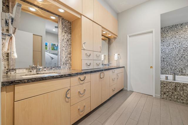 424 White Horse Trail, Palm Desert, CA 92211