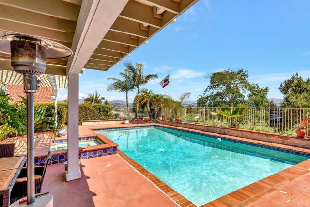 1211 Countrywood Lane, Vista CA: https://media.crmls.org/mediaz/47eede99-1b06-4c29-9f0b-ca1a1ea5bc36.jpg