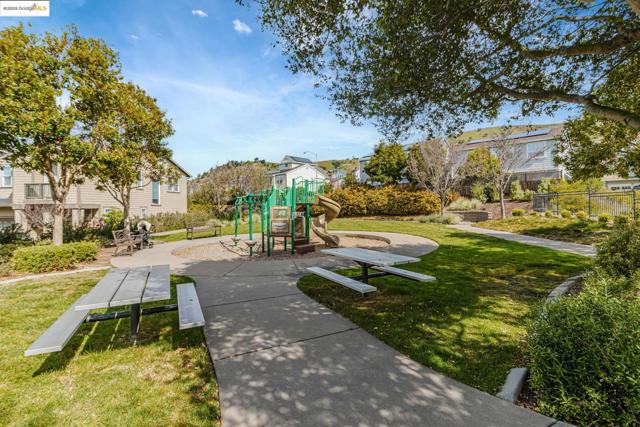 104 Seacliff Court, Richmond CA: https://media.crmls.org/mediaz/47f0189d-724f-4de0-aea5-645bff5be516.jpg