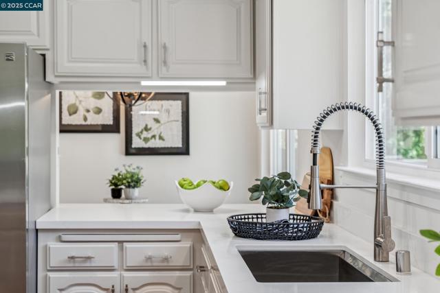 6 Greenwood Ct, Orinda CA: https://media.crmls.org/mediaz/47f0ac80-2ab4-4ad6-ac13-7db1aaa4075e.jpg