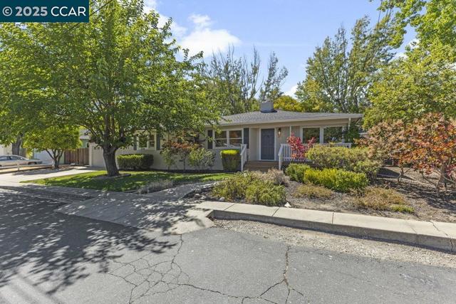 41 Iris Ln, Walnut Creek CA: https://media.crmls.org/mediaz/47f0fc10-370f-4845-b100-dc72d82fb430.jpg