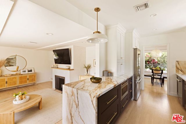 13128 Hartsook Street, Sherman Oaks CA: https://media.crmls.org/mediaz/47f0fe53-5552-4477-8927-29445dfbf3c5.jpg