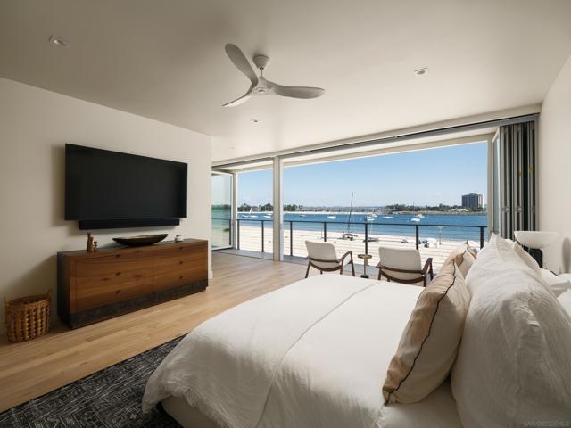 2841 Bayside Walk, San Diego CA: https://media.crmls.org/mediaz/47f1190a-344e-48eb-9ebd-640426487187.jpg