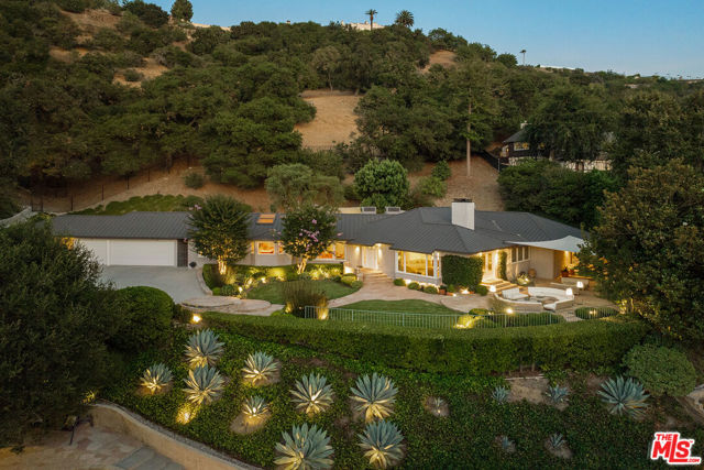 3818 Hollyline Avenue, Sherman Oaks CA: https://media.crmls.org/mediaz/47f26be6-992b-4364-96c4-f76ef8a1ef6a.jpg