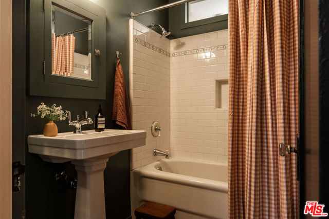 3512 Madera Avenue, Los Angeles CA: https://media.crmls.org/mediaz/47f2c669-4dff-4b02-a6ce-764e0fee8c93.jpg