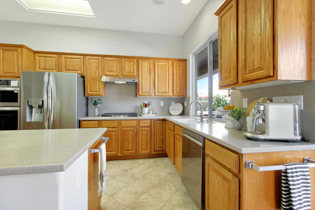 35925 Rosemont Drive, Palm Desert CA: https://media.crmls.org/mediaz/47f2eacf-7df7-471e-aff1-2af625c5a581.jpg