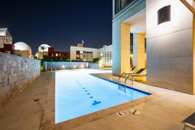 645 Front St, San Diego CA: https://media.crmls.org/mediaz/47f34c88-ec2c-4442-b584-eaedc39a892f.jpg