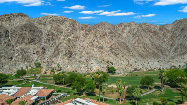 55730 Riviera, La Quinta CA: https://media.crmls.org/mediaz/47f36051-6e1b-400a-a283-e34975374fc1.jpg