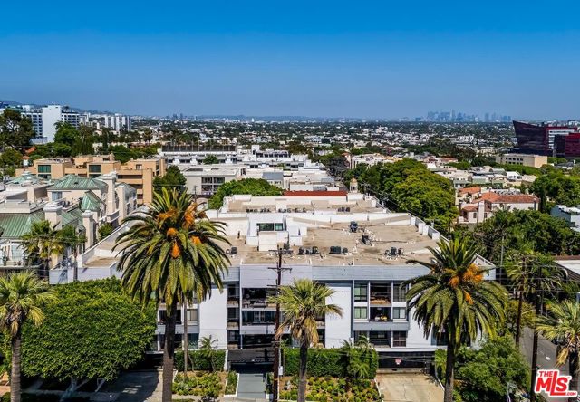 906 N Doheny Drive, West Hollywood CA: https://media.crmls.org/mediaz/47f58b50-19dd-44b6-b008-c39e695a980b.jpg