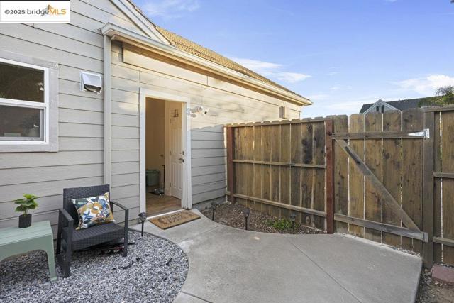 1030 Orchid Dr, Brentwood CA: https://media.crmls.org/mediaz/47f61a64-e4e9-45cf-ba89-b4cf602f3df6.jpg