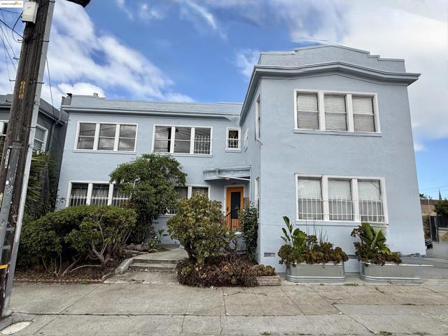 3999 Clarke, Oakland CA: https://media.crmls.org/mediaz/47f76103-5aa4-4a3d-a72f-54d53bb0b3c4.jpg