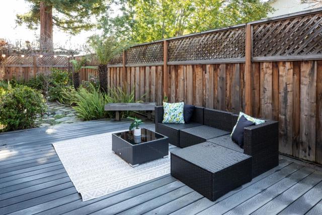 988 Menlo Avenue, Menlo Park CA: https://media.crmls.org/mediaz/47f89c07-cc1e-4350-adf6-72d99e453889.jpg